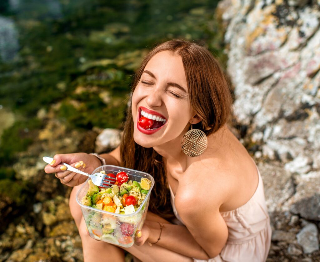 Pessoa comendo alimentos saudáveis expressando qualidade de vida